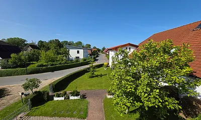 Blick auf die Straße und den Parkplatz