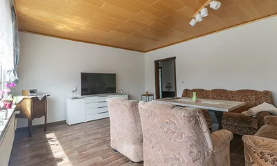 Wohnzimmer mit Zugang zur Terrasse