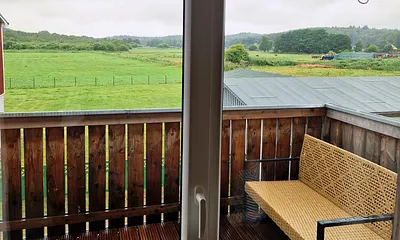 grosser Balkon mit Blick auf Wald und Wiesen