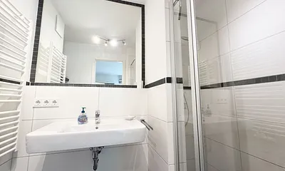 innenliegendes Badezimmer mit Waschbecken und Dusche