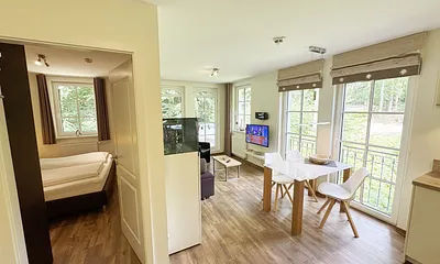 Blick ins Schlafzimmer sowie Ess-/Wohnbereich