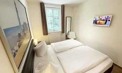 Schlafzimmer mit Doppelbett und Nachttischablagen