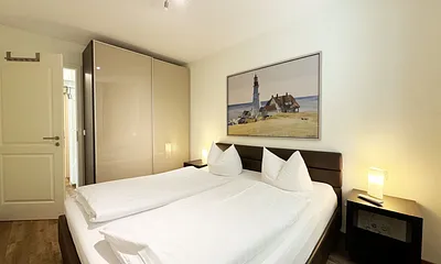 Schlafzimmer mit Doppelbett und Kleiderschrank