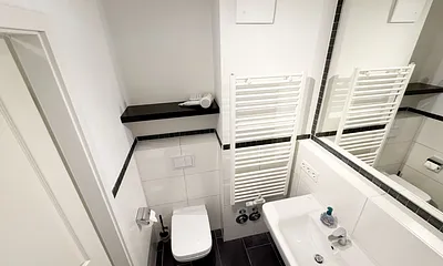 innenliegendes Badezimmer mit WC und Waschbecken