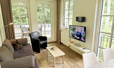 gemütlicher Wohnbereich mit Couch und Sessel