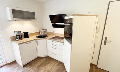 moderne Küchenzeile sowie viele Küchenhelfer