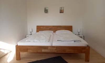 Doppelbett im Schlafzimmer