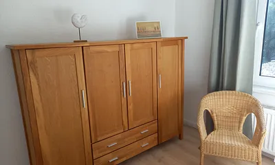 Highboard-Kleiderschrank im Schlafzimmer