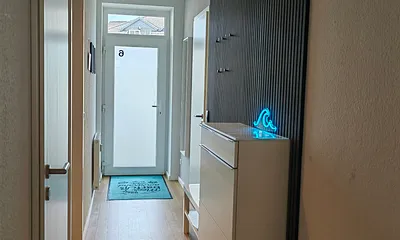 Flur mit Blick auf die Eingangstür direkt zum Hof