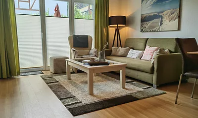 Wohnzimmer mit Zugang zur Terrasse