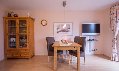 Wohn-Esszimmer mit Ausgang zur Terrasse und zum Garten