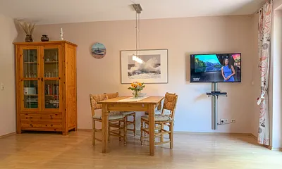 Wohn-Esszimmer mit Ausgang zur Terrasse und zum Garten