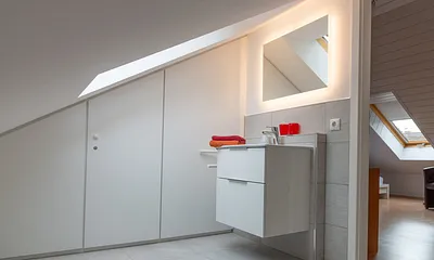 Bad oben mit Waschbecken und WC