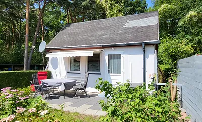 Terasse mit Sitzgruppe und kleinem Garten 