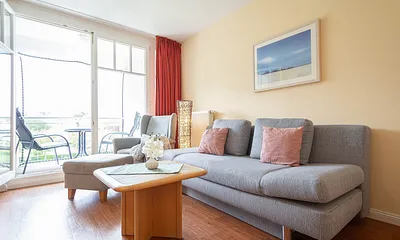 Der helle offene Wohnbereich mit Zugang zum Balkon