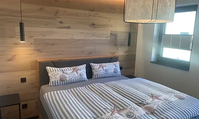 Schlafzimmer mit Doppelbett