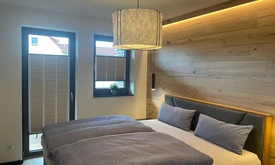 Schlafzimmer mit Doppelbett und Verdunklung