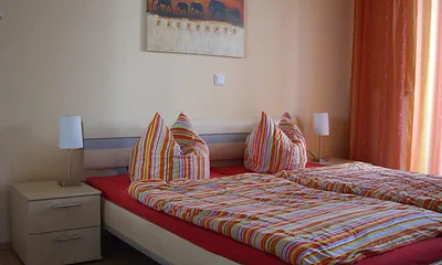 Schlafzimmer 2 (mit Zugang zur Terrasse)