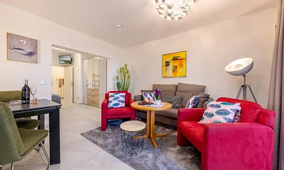 Der Blick durch den Wohnbereich zum Schlafbereich.