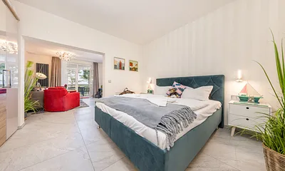 Der Blick vom Schlafbereich zum Wohnbereich.