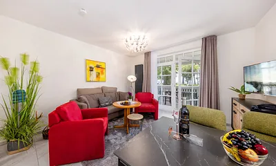 Das Wohnzimmer mit Austritt zum Balkon.