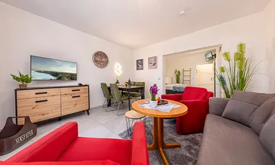 Der Blick durch den Wohnbereich zum Schlafbereich.