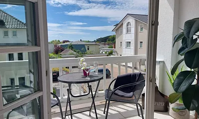 Der möblierte Südbalkon für erholsame Urlaubsstunden.