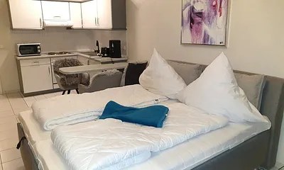 Blick zur Küchenzeile mit Eßplatz.