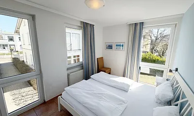 Schlafzimmer mit Doppelbett und Nachttischen