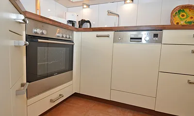 Küchenzeile mit Backofen