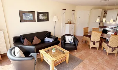 Wohnraum mit Couch, Sesseln sowie Tisch