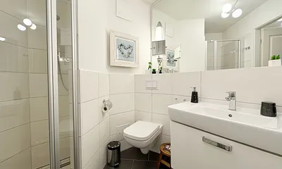 Badezimmer mit Dusche und WC