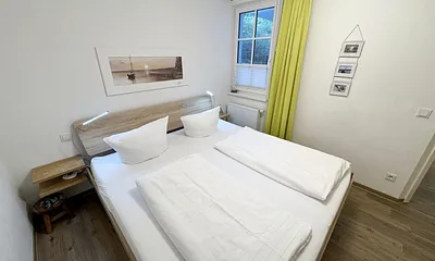 Schlafzimmer mit Doppelbett und Nachttischablagen