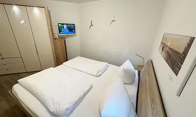 Schlafzimmer mit Kleiderschrank