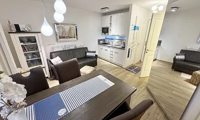 gemütlicher Ess-und Wohnbereich mit Küchenzeile