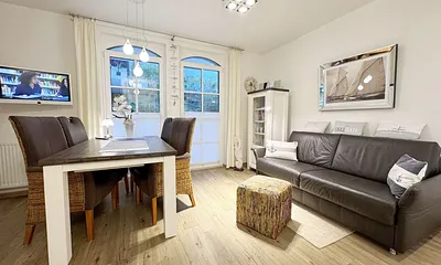 Essbereich mit Blick zur Terrasse