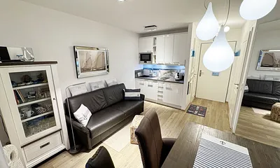 gemütliche Couch mit Vitrine