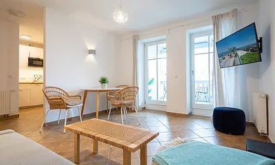 Der kombinierte Wohn- und Essbereich mit Zugang zum Balkon