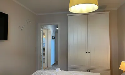 Schlafzimmer mit Kleiderschrank