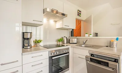 voll ausgestattete Küchenzeile 