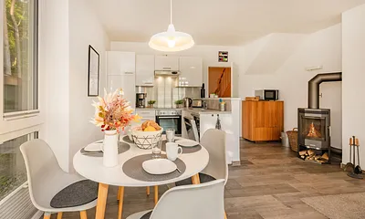 offene Küche mit Esstisch