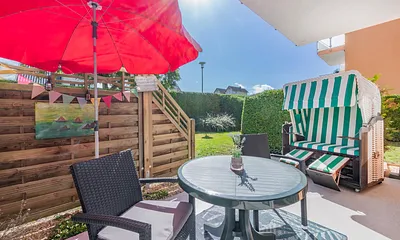 Terrasse mit Strandkorb