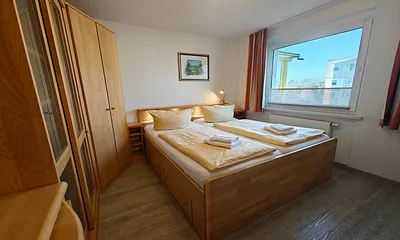 Schlafzimmer mit Doppelbett