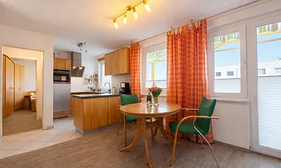 Esstisch mit Küchenzeile