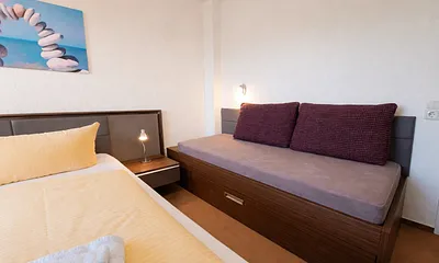 Schlafzimmer mit Doppelbett 180x200cm und Einzelbett 80x180cm (für Kinder)