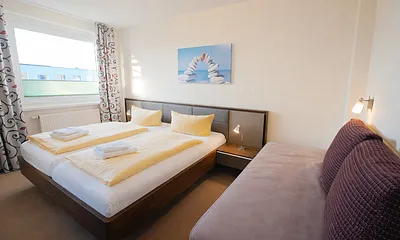 Schlafzimmer mit Doppelbett 180x200cm und Einzelbett 80x180cm (für Kinder)