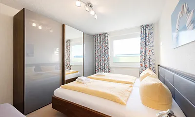 Schlafzimmer mit Doppelbett 180x200cm und Einzelbett 80x180cm (für Kinder)