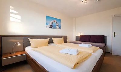 Schlafzimmer mit Doppelbett 180x200cm und Einzelbett 80x180cm (für Kinder)