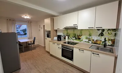 Küche mit Geschirrspüler und Mikrowelle 