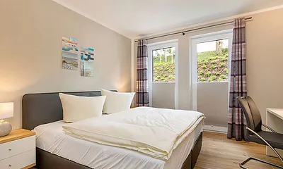 Schlafzimmer mit Doppelbett